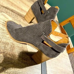 Grey suede peep toe chunky heels, size 9